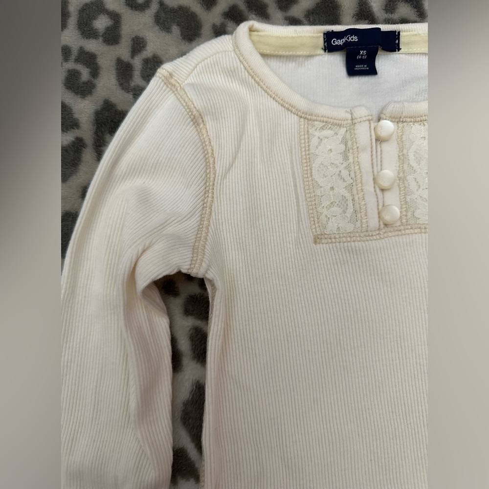 GapKids Ribbed Lace Bib Henley Top in Cream Size XS 4-5 - Picture 5 of 17